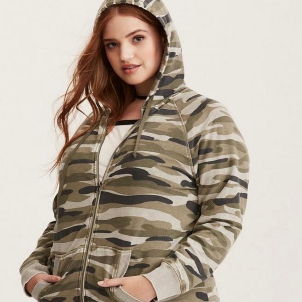 Torrid Camo Zip Hoodie Size 2 (2X) Camouflage Cotton Blend Full Zip Sweatshirt